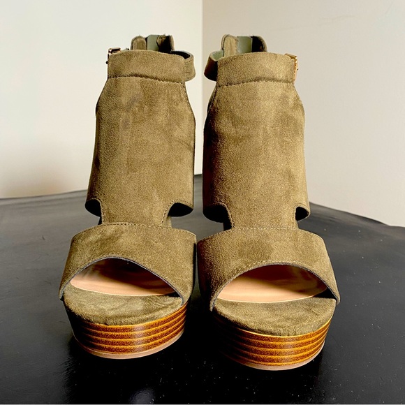 Parker & Sky army green, suede wedges, 4.5 inch heels - Picture 9 of 9